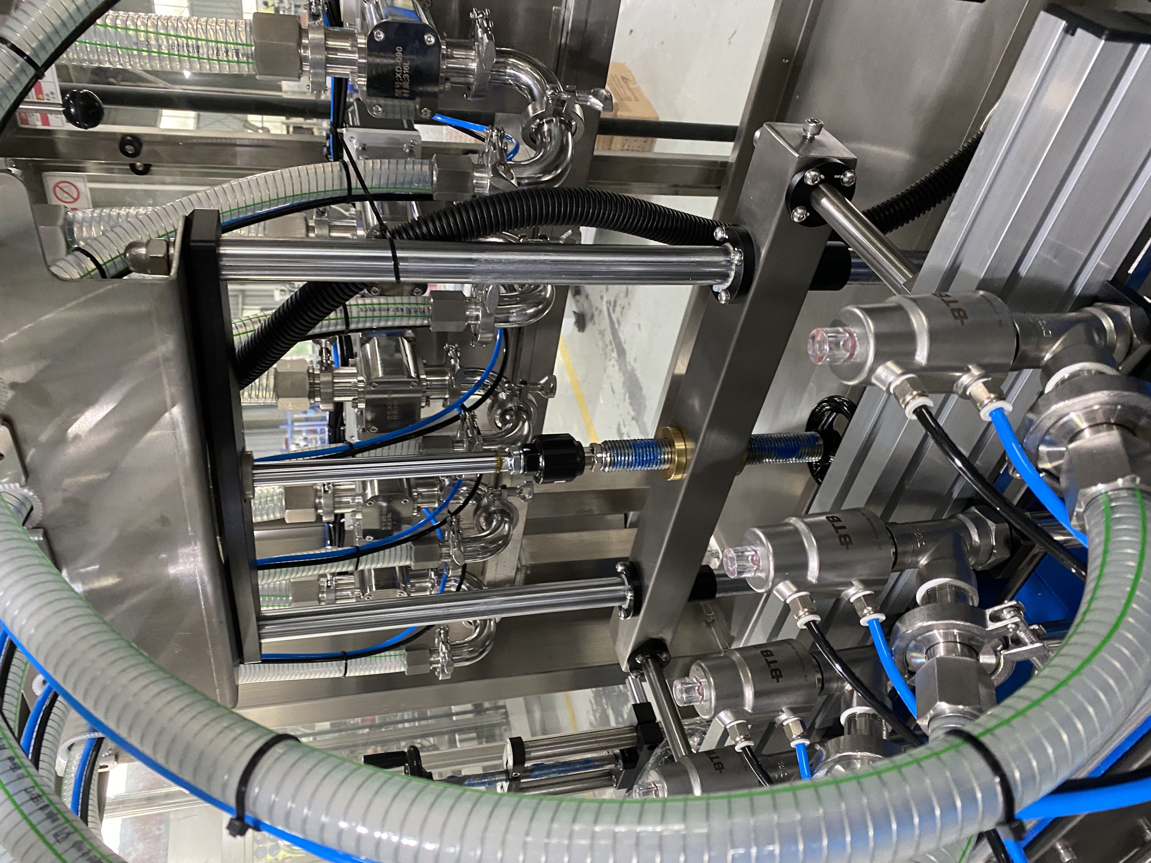 Liquid Gear Pump Filling Machine photo